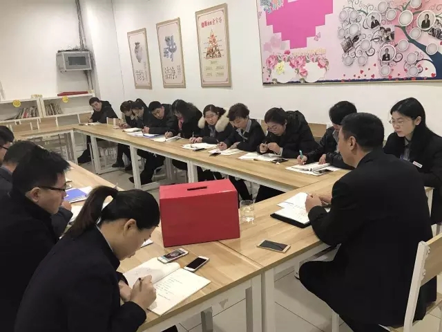 【會(huì)議】新瑪特購(gòu)物廣場(chǎng)召開(kāi)中層會(huì)議2.webp.jpg