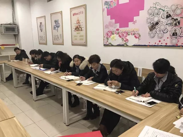【會(huì)議】新瑪特購(gòu)物廣場(chǎng)召開(kāi)中層會(huì)議3.webp.jpg